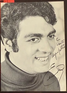 Enrico MACIAS. Carte postale signée. Edition La Roue Tourne. Association du spec - Imagen 1 de 1