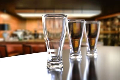 Juego de 4 vasos Pilsner de cerveza invertidos de doble pared de plástico acrílico transparente de 28 oz Foto 1 de 3