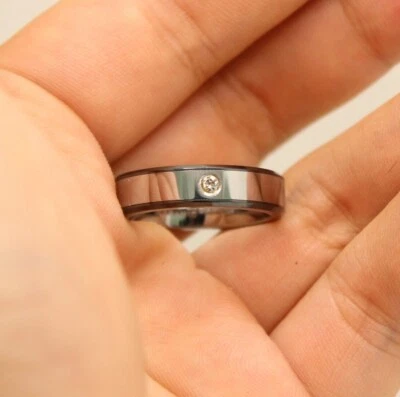 Anillo de boda redondo de carburo de tungsteno con borde de cerámica biselado de diamantes de 6 mm Foto 1 de 4