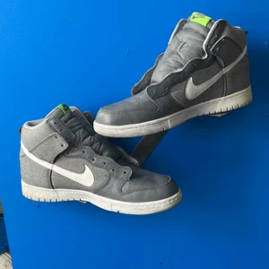 Nike Dunk High Sneaker Wolf grigio/bianco-grigio freddo - taglia:12 US 317982 045 - Foto 1 di 6