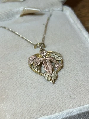 Colgante Vintage Black Hills Oro Hojas de Uva 10K 2.2 g No es Chatarra 5/8" Longitud Foto 1 de 4