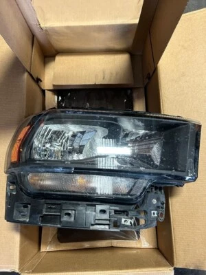 Деталь фары головного света в сборе Dodge Ram 3500 2020 No6836 0176 ad-001 деталь No 68360177AD - Изображение 1 из 4