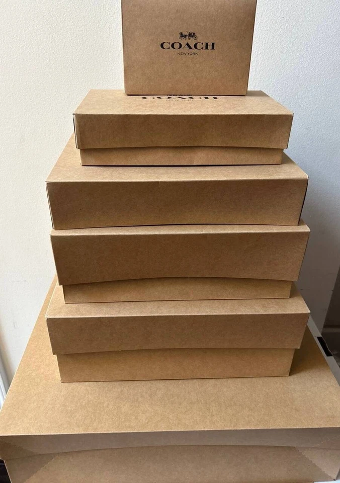 NUEVA CAJA DE REGALO COACH MARRÓN CON LOGOTIPO NEGRO PAQUETE NAVIDEÑO 🎄 Foto 1 de 1