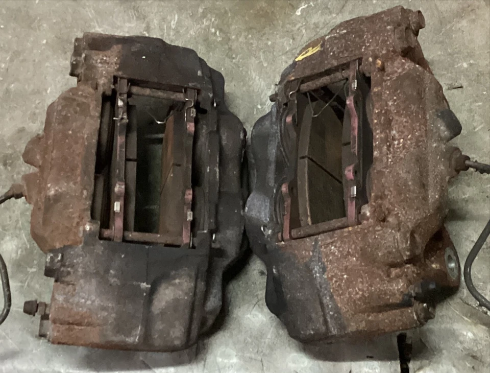 03-09 LEXUS GX470 PINZAS DE FRENO DELANTERAS LADO CONDUCTOR Y PASAJERO OEM Foto 1 de 1