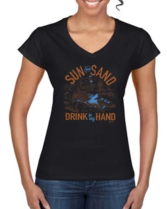 Camiseta estándar con cuello en V Sun And Sand Drink In My Hand Nature para mujer - Imagen 1 de 6