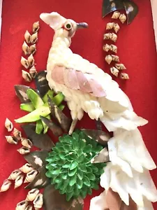 Arte de pared concha de mar de pavo real Capiz sobre terciopelo rojo pájaro colgante MCM - Imagen 1 de 9