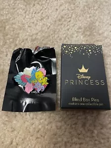 Pin Caja Ciega Flor Loungefly DISNEY Princesa - Platija/La Sirenita - Imagen 1 de 1
