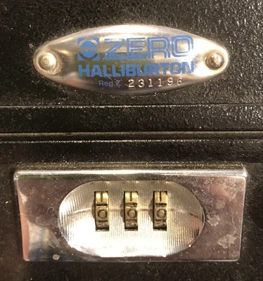 Maletín acolchado Halliburton Zero de metal negro de colección con interior de espuma sin cortar Foto 1 de 4