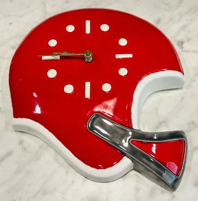 老式红色陶瓷足球头盔挂钟  — 第 1/2 张图片