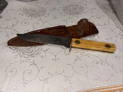 Cuchillo de caza deportivo Utica vintage con funda de cuero Foto 1 de 4