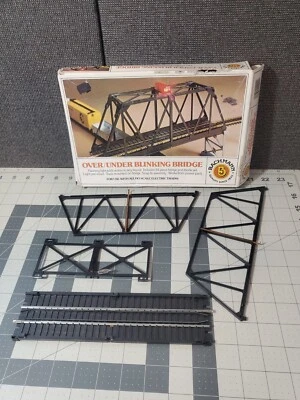 Bachmann 46-1222 HO Scale Over/Under Blinking Bridge Boxed - Image 1 of 4