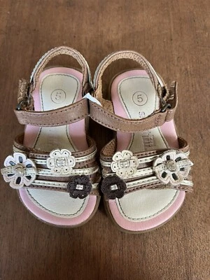 Smartfit 女孩 5 码夏季凉鞋带肩带棕色粉红色白色花朵二手 — 第 1/2 张图片