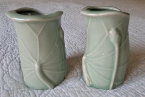 Par de 2 jarrones de cerámica almohadilla de lirios flor cerámica jade verde florero Art Nouveau China - Imagen 1 de 9