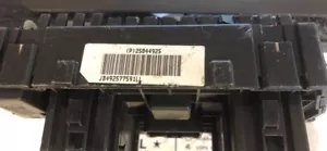 Chevy Equinox 2007-2009 caja de fusibles/junciones 25844925 - Imagen 1 de 2