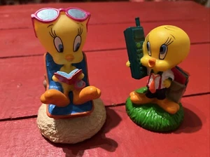 Warner Brothers 2x TWEETY Bird mit Handy 1998 & im Liegestuhl mit Brille 1999 WB - Bild 1 von 11