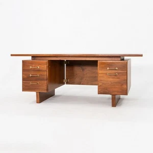 1970s Jens Risom Design Executive Desk in Walnut and Brass with Five Drawers - Picture 1 of 12