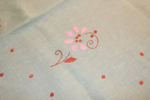 VINTAGE TABLECLOTH LIGHT GREEN COTTON LINEN SCALLOPED EDGES & STITCHED APPLIQUE, - Picture 1 of 7