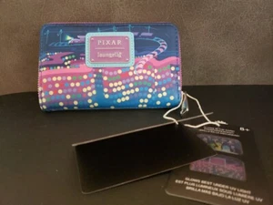 Portafoglio nuovo con etichette Loungefly Disney Pixar Inside Out Control Etichetta Cerniera Rotonda Brilla Scuro - Foto 1 di 15