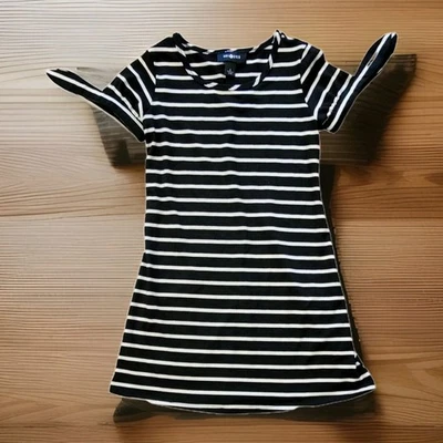 Vestido Amy Byer Niñas Talla Pequeña Blanco y Negro Rayas Manga Brazo Abierto Foto 1 de 4