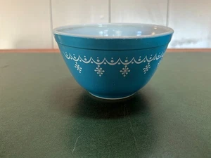 Guirnalda de copo de nieve Pyrex 401 de colección cuenco mezclador azul turquesa 1,5 pinta mediados de siglo - Imagen 1 de 8