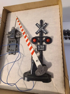 Lionel 027 Gauge Automatic Crossing Gate and Signal 6-2162 Tested Working - Image 1 of 3