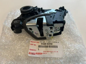 Conjunto de cerradura de puerta delantera original Toyota 69040-0C050 con motor, izquierda - Imagen 1 de 6