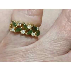 Beautiful gold ring with diamond chips and emerald chips - Picture 1 of 2
