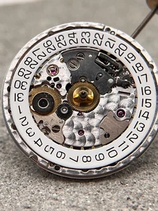 #1501 ORIGINAL OMEGA 2500 A UHRWERK CO AXIAL LÄUFT KALIBER MECHANISM MOVEMENT - Picture 1 of 7
