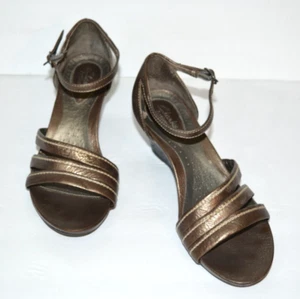 CLARKS ARTISAN BRONZEFARBENE DAMEN-RIEMCHENSANDALEN AUS LEDER MIT KEILABSATZ GRÖSSE 6,5 M * IN EINWANDFREIEM ZUSTAND * - Bild 1 von 12