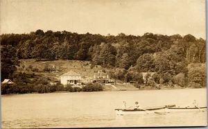 RPPC Postkarte kleine Kinder auf Ruderboot Boot Hütten Herz See PA DPO 1908 - Bild 1 von 5