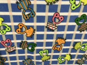 FUN Fleece Frog Print By Hancock Fabrics 58" X 33" + Additional 23" X 38" - Picture 1 of 5