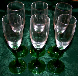 6 tallos de flautas de vino/champán verde esmeralda Luminarc Francia difíciles de encontrar - Imagen 1 de 2