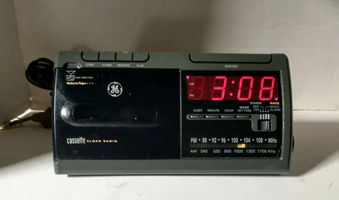 Vintage GE Wake To Tape AM/FM Cassette Clock Radio Model No.7-4963A Tested Cover