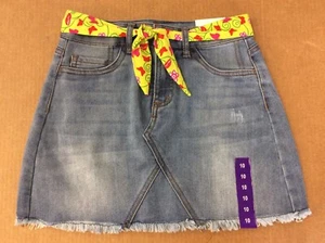Falda de jean azul para niñas Tractr con cinturón verde, talla 10 - Imagen 1 de 2