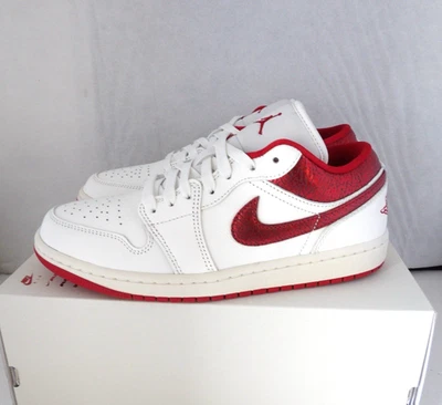 NUEVO SIN CAJA Auténticas NIKE AIR JORDAN 1 LOW SE Marfil, Cuero Rojo Metálico Para Mujer 9 M Foto 1 de 4