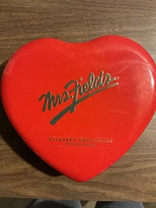 Vintage Mrs. Fields LEERE rote Herz dekadente Pralinen Metall Geschenk Dose - Bild 1 von 3