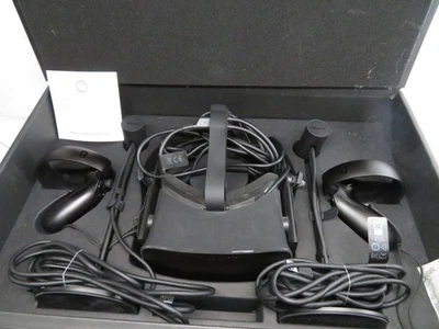 Oculus Rift CV1 Headset with 2 Base Stations and Controllers + Cable * - Image 1 of 4
