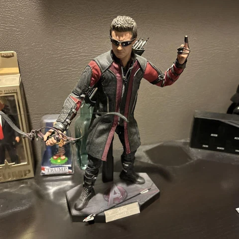 Hot Toys Avengers Hawkeye Cover