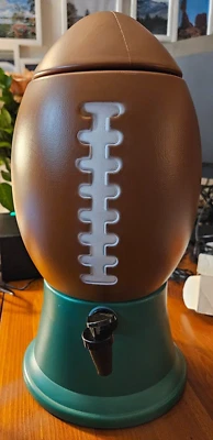 Dispensador de bebidas de fútbol americano de 1,4 galones de plástico de 15 1/2" x 8" vajilla de fútbol americano Foto 1 de 2
