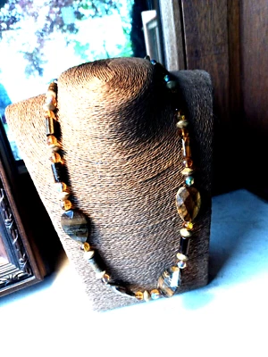 Sehr edles 55 cm langes Collier m. 3 cm echten Tigerauge u. Glas in Brauntönen.  - Bild 1 von 4