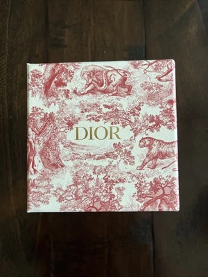 CHRISTIAN DIOR Caja de Regalo Animales Exóticos Rojo con Cinta Marfil Dorado En Relieve DIOR Foto 1 de 4