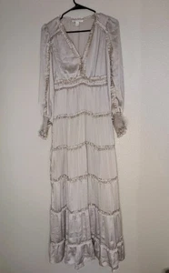 Vestido Chelsea y Violeta Plisado Satén Volantes Profundo Cuello en V Manga Larga Calada Puño - Imagen 1 de 12