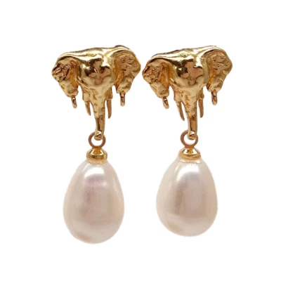 Aretes colgantes enchapados en oro con elefante de perlas de arroz blanco cultivadas Foto 1 de 4