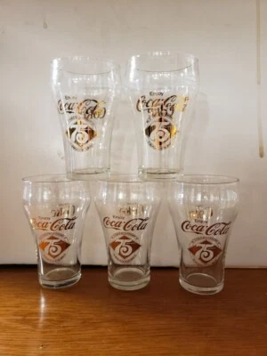 Conjunto de 5 Copos de Coca-Cola Vintage 75º Aniversário, Letras Douradas - Imagem 1 de 4