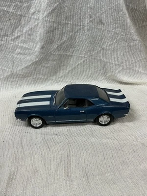 Chevrolet Camaro Z28 1967 Road Legends (92188) 1/18 azul con rayas blancas Foto 1 de 4