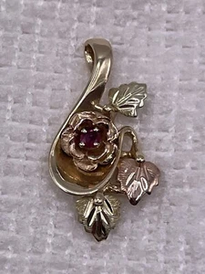 De colección 10k Oro Amarillo, Rosa y Blanco Floral Diseñado con Colgante de Espinela Roja - Imagen 1 de 9