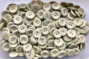 20mm Light Natural Cream Stone Marbled Wooden Wood Effect 2 Hole Buttons (W705) - Picture 1 of 1