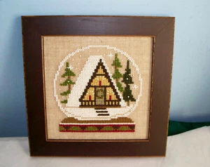 BENT CREEK A-RAHMEN LODGE SCHNEEKUGEL FERTIG KREUZSTICH BILD GERAHMT  - Bild 1 von 2