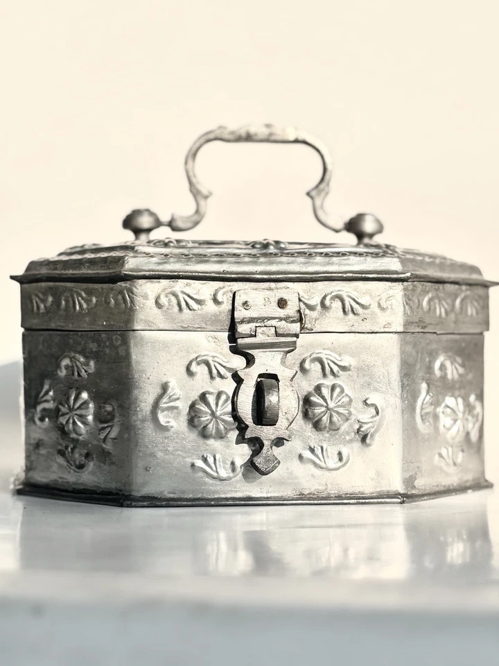 Antigua caja de especias de latón niquelado en relieve octogonal de 5 compartimentos Foto 1 de 4