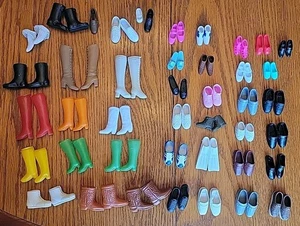 Lotto scarpe vintage miste Barbie Ken bambola scarpe stivali tacchi pinne 37+ paia LEGGI - Foto 1 di 22